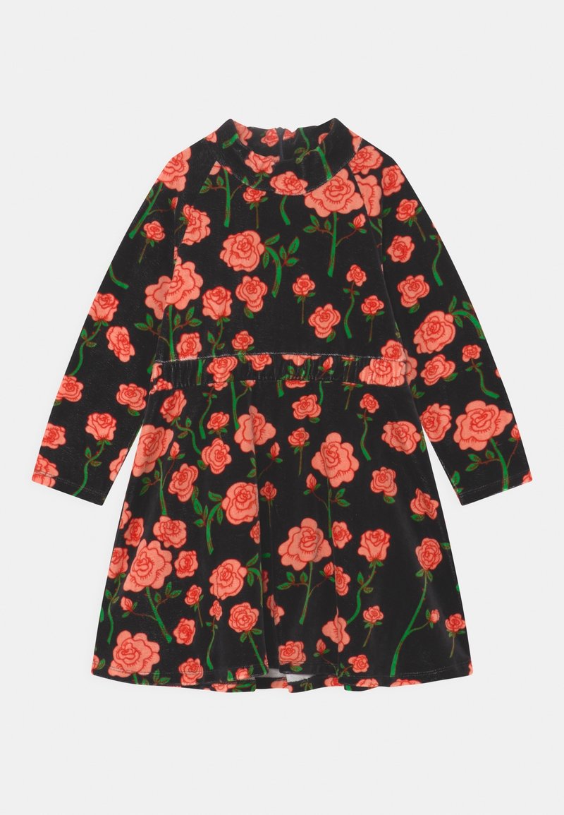 Vestido negro de manga larga con cintura fruncida, que presenta un vibrante estampado de rosas rosas con tallos y hojas verdes.