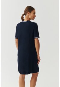 Robe marine à manches courtes avec col rond, accents rayés blancs sur les manches et coupe droite tombant juste au-dessus des genoux.