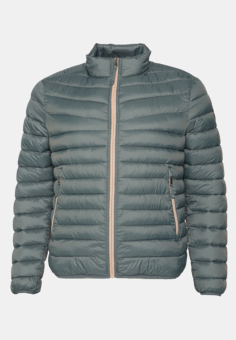 Doudoune en teal avec un design matelassé, col haut, fermeture éclair à l'avant et deux poches latérales. Légère avec une texture lisse et un matériel minimal.