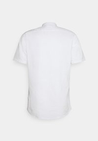 Camicia bianca in lino a maniche corte con orlo curvo, colletto classico e una texture liscia. La vista posteriore non presenta grafiche o dettagli aggiuntivi.