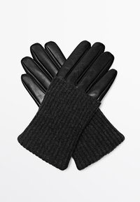 Zwarte leren handschoenen met geribbelde gebreide manchetten. Voorzien van een gladde afwerking en nauwsluitende vingers, die een elegant ontwerp met contrasterende texturen tonen.