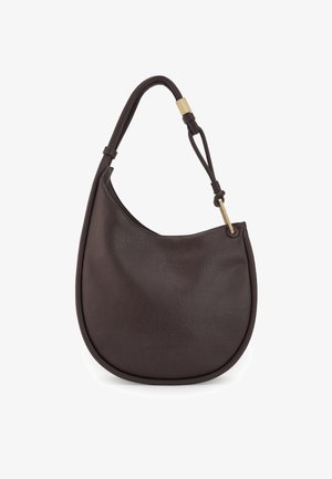 Sac à bandoulière en cuir marron foncé avec fond incurvé, sangle réglable et fermoir en métal doré sur fond blanc.