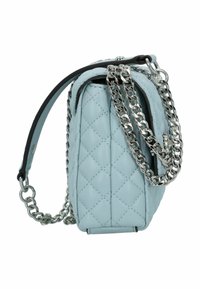 Borsa a tracolla in pelle trapuntata di colore azzurro chiaro con catena argentata, forma rettangolare e rifiniture nere in contrasto. Dotata di chiusura con zip.