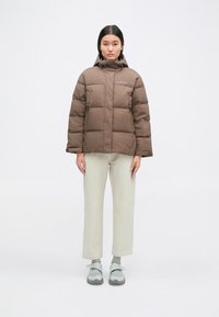 Casaco de penas - earth strata/black/trace brown