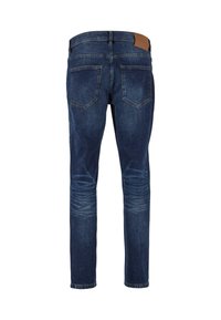 Jeans de denim azul oscuro con un corte ajustado, cinco bolsillos y un sutil efecto de desvanecimiento. Cuenta con un parche de cuero marrón en la cintura.