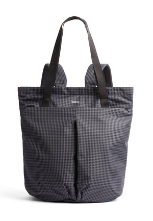 Zaino borsa a tracolla con motivo a griglia in bianco e nero, dotato di doppie cinghie per le spalle e tasche frontali, progettato per un uso casual o quotidiano.