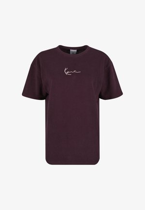 Viininpunainen puuvillainen t-paita, jossa on lyhyet hihat ja pyöreä kaula-aukko. Edessä valkoinen kursiivinen logo. Sileä pinta, rento istuvuus.