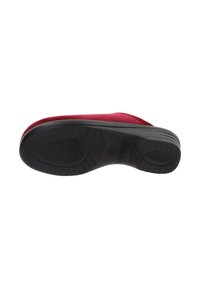 Scarpa slip-on in suede rosso con suola in gomma nera testurizzata e forma con contorni, caratterizzata da un sottile dettaglio di cucitura lungo la parte superiore.