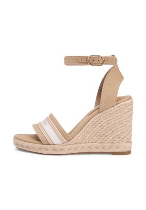 Sandale compensée beige avec bride à la cheville, talon en corde tressée, et bride avant en tissu avec des rayures blanches et marron clair.