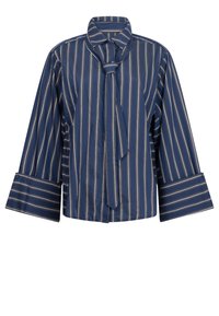 Navyblauwe blouse met witte verticale strepen, brede manchetten en een bijpassende stoffen stropdas op een witte achtergrond.