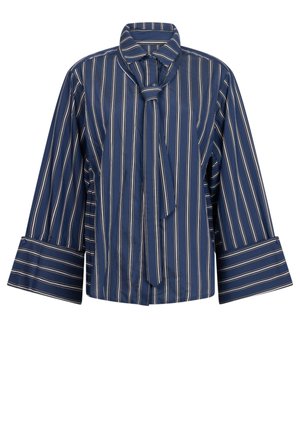 Navyblauwe blouse met witte verticale strepen, brede manchetten en een bijpassende stoffen stropdas op een witte achtergrond.
