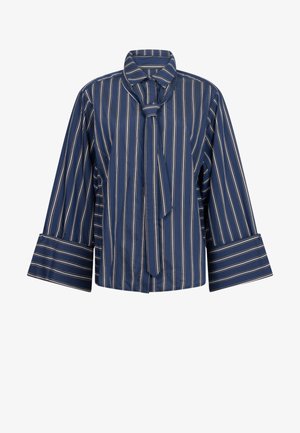 Marineblaue Bluse mit weißen senkrechten Streifen, weiten Manschetten und einer passenden Stoffkrawatte auf weißem Hintergrund.