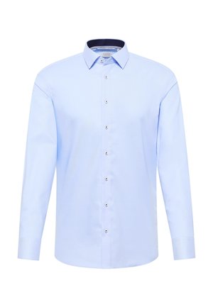 Lyseblå langærmet skjorte med knapper, lavet af glat stof, der har en klassisk krave og sølvfarvede knapper foran.