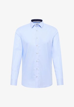 Lyseblå langærmet skjorte med knapper, lavet af glat stof, der har en klassisk krave og sølvfarvede knapper foran.