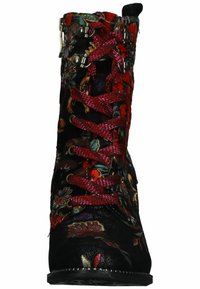 Stivaletto neri a fiori con vivaci lacci rossi, dettagli metallici, tessuto testurizzato e punta arrotondata. Ha una suola in gomma resistente.