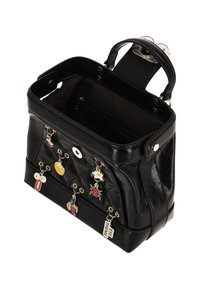 Fekete bőr kézitáska steppelt mintával, aranyszínű kiegészítőkkel és díszes medálokkal. Felső fogantyúval és belső cipzáras zsebbel rendelkezik.