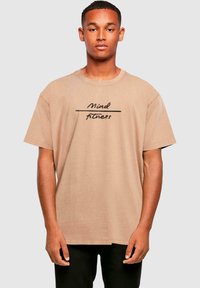 Merchcode MIND FITNESS ACID WASHED - T-shirt print - unionbeige