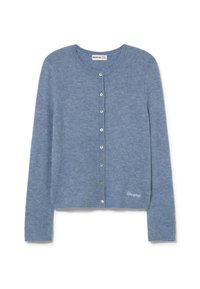 Cárdigan azul con botones, de mangas largas, cuello redondo, y con "Brownie" bordado cerca del dobladillo inferior en el lado derecho.