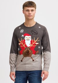 Dunkelgrauer Strickpullover mit einem Weihnachtsmann- und Rentierdesign sowie Schneeflocken. Grauer Unterbereich und ein 3D-brauner Pompon auf der Nase des Rentiers.