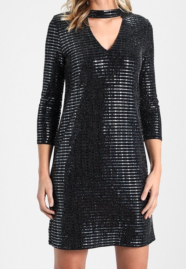 Svart paljettklänning med trekvartslånga ärmar, V-ringning, choker-detalj och en lekfull glans som skapats av vertikala randmönster.