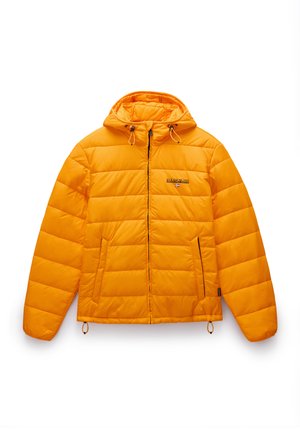 Chaqueta acolchada naranja brillante con capucha, cremallera frontal, dos bolsillos laterales y parche con logo en el pecho.