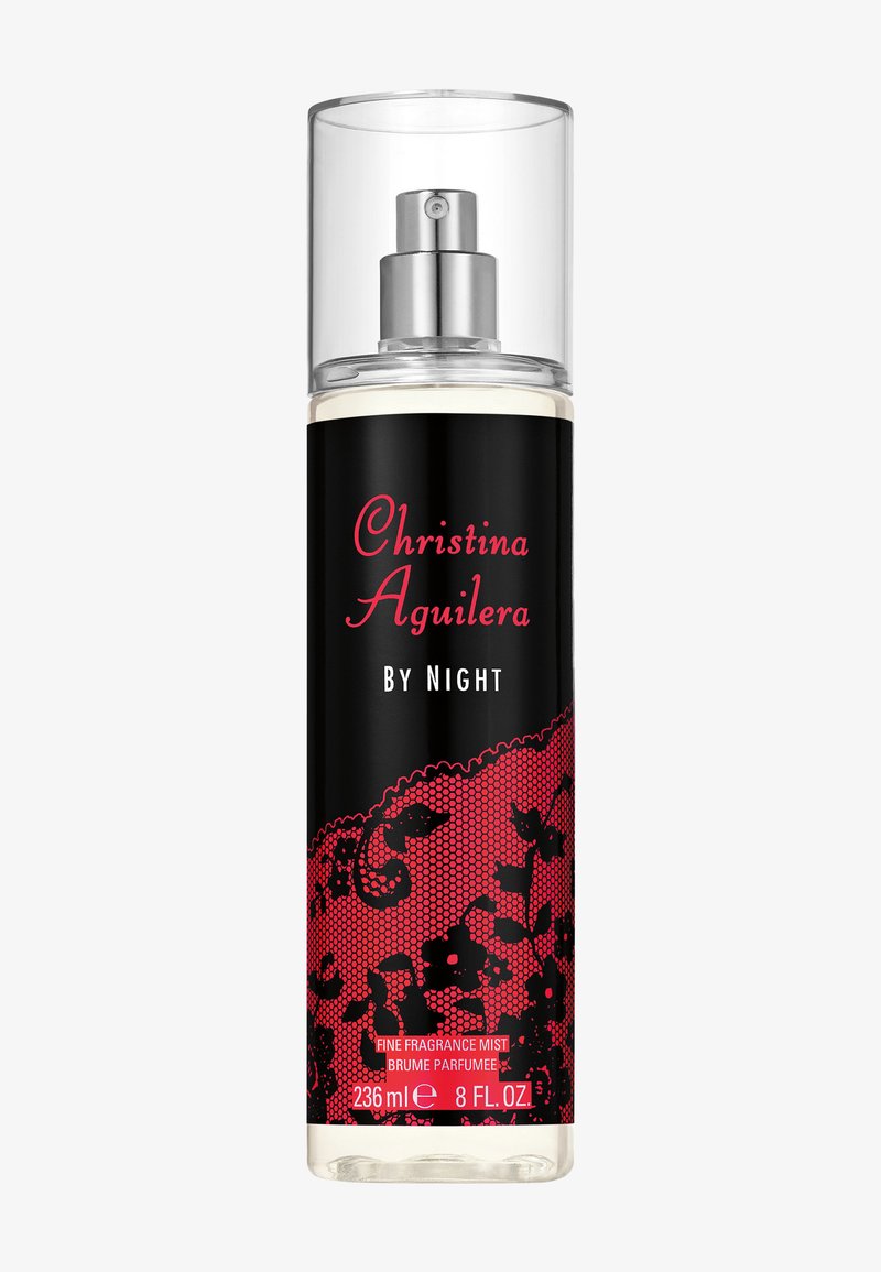 Flacon vaporisateur transparent étiqueté « Christina Aguilera By Night », noir avec un motif en dentelle rouge, contenant 236 ml (8 fl oz) de brume parfumée fine.