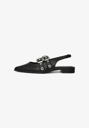 Scarpa slingback in pelle nera con punta a punta, caratterizzata da due fibbie d'argento e ritagli circolari sulla cinghia, tacco basso a blocco.