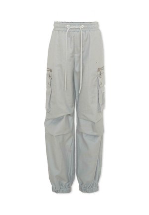 Lichtgrijze cargobroek met elastische tailleband en boorden, trekkoord aan de voorkant en ritszakken aan de zijkanten.