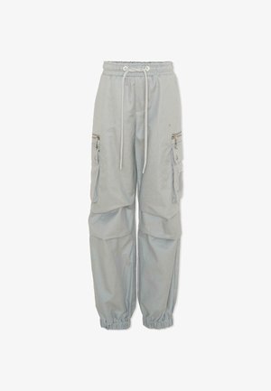 Lichtgrijze cargobroek met elastische tailleband en boorden, trekkoord aan de voorkant en ritszakken aan de zijkanten.