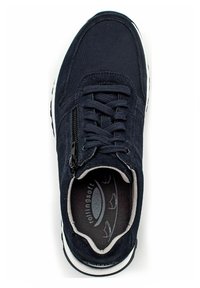 Marineblauer Sneaker aus Mesh- und Wildledermaterialien, flachen Schnürsenkeln, seitlichem Reißverschluss, weißer Sohle und gepolstertem Innenraum mit "rollingsoft"-Logo.