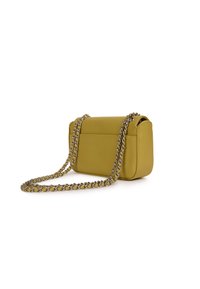 Bolso amarillo de imitación cuero con forma rectangular, equipado con una correa de cadena y textura suave. Incluye un bolsillo trasero para mayor funcionalidad.