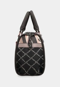 Borsa a mano nera in pelle con superficie testurizzata, caratterizzata da un motivo geometrico grigio e rosa, doppio manico e chiusura con zip.