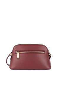 Borsa a tracolla in pelle bordeaux con zip dorata, forma arrotondata e finitura testurizzata. Presenta una tracolla regolabile e una tasca frontale.