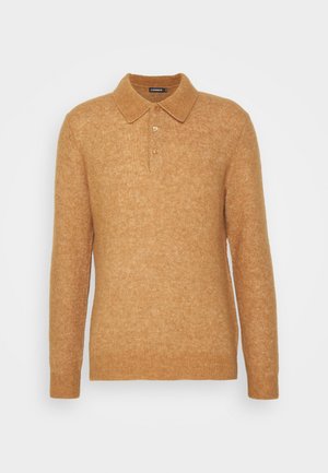 Jersey de punto tipo polo de manga larga en color camel marrón con tres botones y puños y dobladillo acanalados, mostrado sobre fondo blanco.