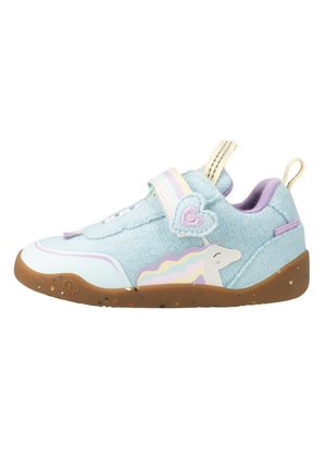 Chaussure bleu clair pour tout-petit avec motif de licorne, bride velcro en forme de cœur, doublure violette et semelle brune tachetée.