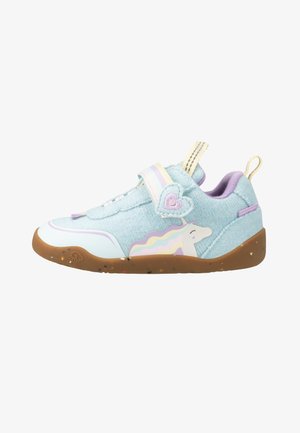 Chaussure bleu clair pour tout-petit avec motif de licorne, bride velcro en forme de cœur, doublure violette et semelle brune tachetée.