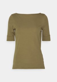 Öljefärgad, figurnära T-shirt i mjukt bomullsmaterial med båtgenombrott och ärm med trekvartslängd och rullade ärmslut. Slät textur.