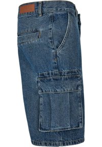 Short cargo en denim bleu avec poche à rabat latérale, poche passepoilée arrière, passants de ceinture et patch de marque en cuir marron sur la ceinture.