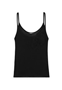 Schwarzes, geripptes Tanktop mit dünnen Spaghetti-Trägern; hat ein florales Stickdetail auf der linken Seite; glatte Textur.