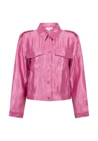 Glanzende roze button-up jas met lange mouwen, klepborstzakken, schouderepauletten en een puntige kraag.