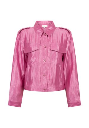 Glanzende roze button-up jas met lange mouwen, klepborstzakken, schouderepauletten en een puntige kraag.