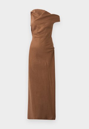 Robe en lin marron avec un design à une épaule, corsage ajusté et jupe fluide. La texture est douce avec de légers détails de drapés.