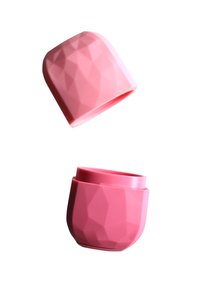 Contenitore rosa sfaccettato con coperchio abbinato. Realizzato in plastica liscia, presenta una forma conica e una finitura lucida.