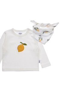 Weißes Langarmhemd mit einer gelben Zitronenstickerei auf der Vorderseite, kombiniert mit einem passenden weißen Bandana mit Zitronen- und Blattmustern.