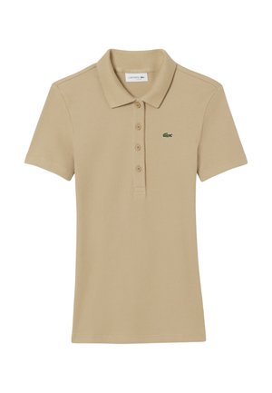 Polo beige a costine con collo classico, apertura con tre bottoni e un piccolo logo verde Lacoste sul lato sinistro del petto.