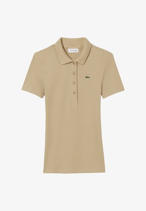 Polo beige a costine con collo classico, apertura con tre bottoni e un piccolo logo verde Lacoste sul lato sinistro del petto.