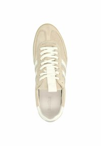 Beige suède sneaker met witte veters en strepen, bovenaan bekeken, met "sacha" in reliëf op de binnenzool.