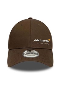 Brązowa regulowana czapka baseballowa z logo zespołu McLaren Formula 1 oraz naklejką New Era 9Forty na daszku.