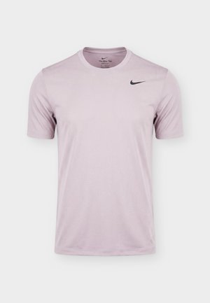 Ανοιχτό ροζ αθλητική κοντομάνικη μπλούζα Nike Dri-FIT με στρογγυλή λαιμόκοψη και μικρό μαύρο λογότυπο Nike swoosh στο πάνω αριστερό μέρος του στήθους.