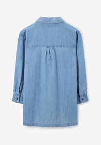 Lichtblauw denim overhemd met lange mouwen, knoopkraag, yoke-detail en geplooide achterkant, met knoopmansetten en een rechte zoom.